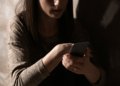 Violência digital contra mulher é crime; saiba como denunciar e se proteger