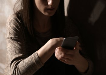 Violência digital contra mulher é crime; saiba como denunciar e se proteger