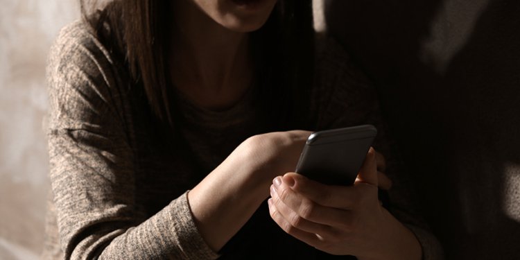 Violência digital contra mulher é crime; saiba como denunciar e se proteger