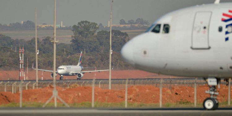 Voo Latam adiado em Brasília após falsa ameaça de bomba e inspeção da PF