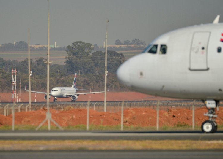Voo Latam adiado em Brasília após falsa ameaça de bomba e inspeção da PF