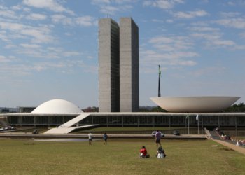 Alcolumbre fatia votação do PL da Dosimetria; governo denuncia manobra