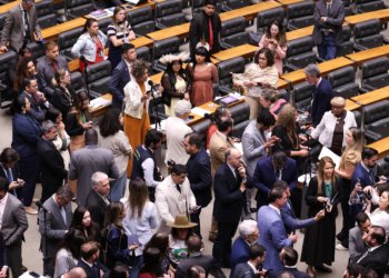 Câmara aprova derrubada de veto a lei que reduz penas de golpistas
