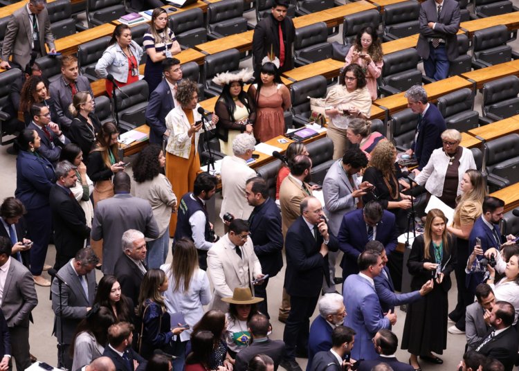 Câmara aprova derrubada de veto a lei que reduz penas de golpistas