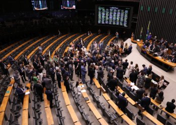 Congresso derruba veto e aprova lei que reduz penas de condenados por golpe