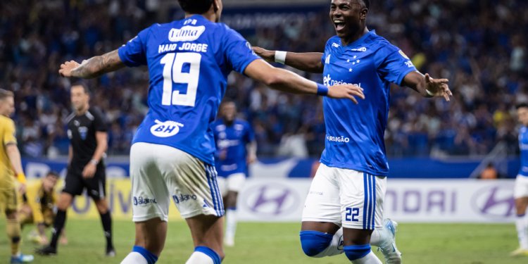 Cruzeiro bate Boca e assume liderança do grupo na Libertadores