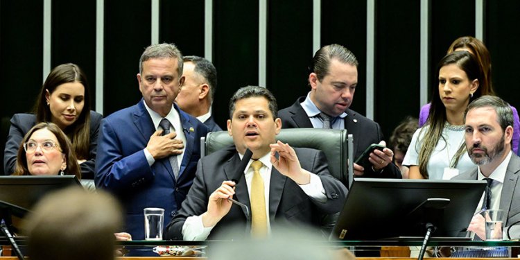 Davi recua em veto sobre dosimetria de penas e divide opinião no Congresso