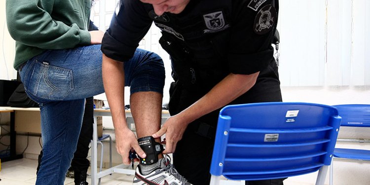 Delegados agora podem aplicar tornozeleira eletrônica imediata em cidades sem juiz