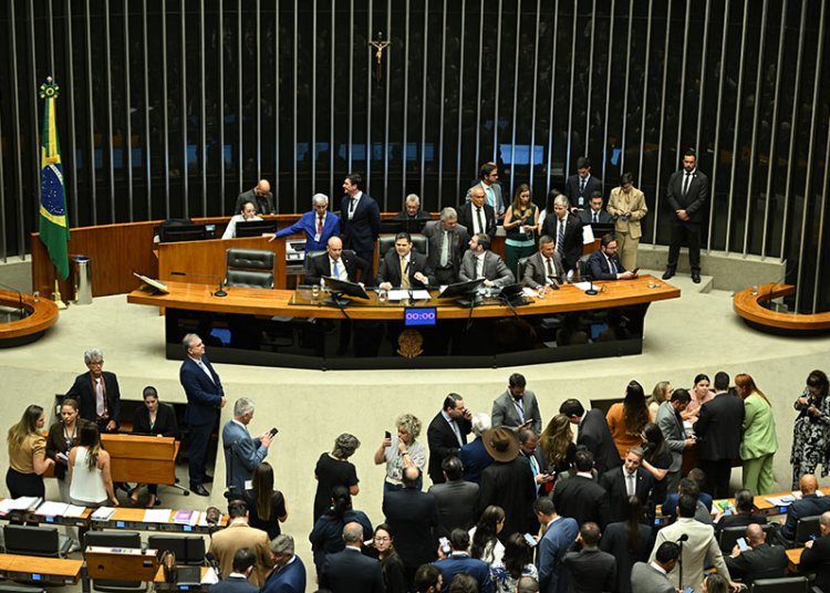 Senador Magno Malta é encaminhado ao hospital após sofrer mal súbito nesta quinta-feira