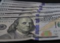 Alívio no cenário geopolítico global conduz dólar a R$ 5,03 em pregão marcado por cautela