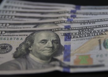 Alívio no cenário geopolítico global conduz dólar a R$ 5,03 em pregão marcado por cautela