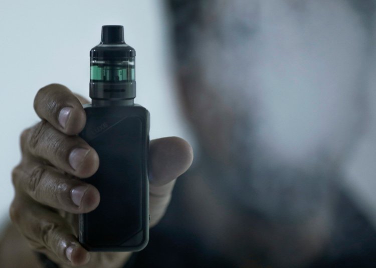 Ameaça tecnológica aos pulmões: cigarros eletrônicos mascarados iludem a juventude