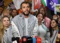 Ativista Thiago Ávila desembarca no Brasil após 10 dias de detenção em Israel