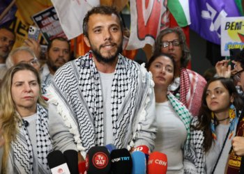 Ativista Thiago Ávila desembarca no Brasil após 10 dias de detenção em Israel