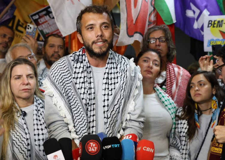 Ativista Thiago Ávila desembarca no Brasil após 10 dias de detenção em Israel