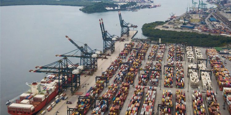 Balança comercial brasileira registra superávit recorde em abril de 2026