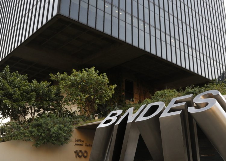 BNDES libera R$ 21 bilhões para modernizar a frota de ônibus e caminhões no país