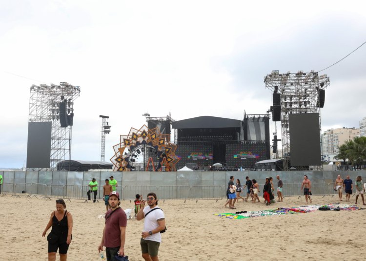 Bombeiros concluem vistoria final das estruturas para show de Shakira em Copacabana