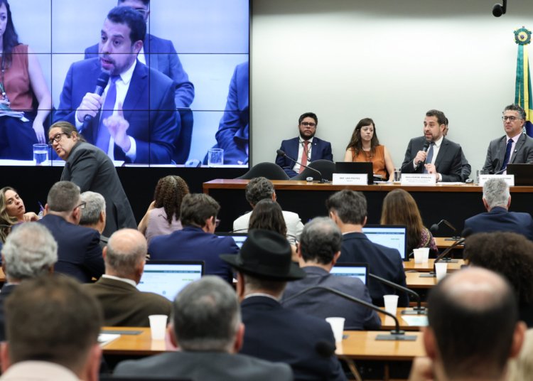 Boulos questiona "bolsa patrão" e critica resistência ao fim da escala 6x1