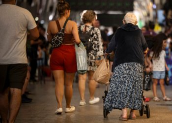 Buracos nas calçadas e medo de quedas limitam a rotina de 42% dos idosos brasileiros