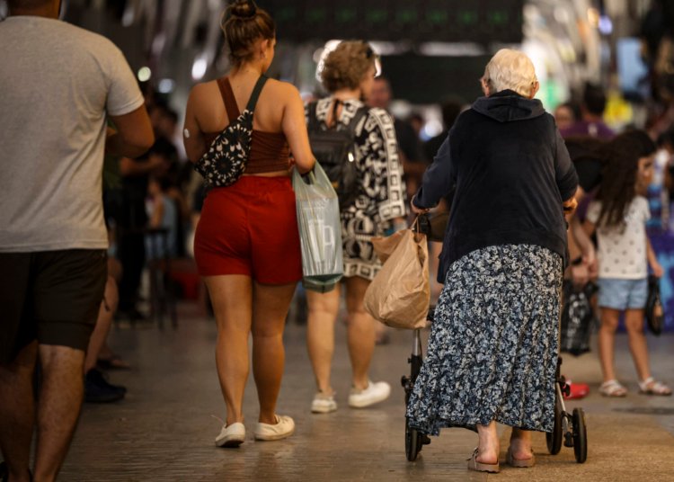 Buracos nas calçadas e medo de quedas limitam a rotina de 42% dos idosos brasileiros