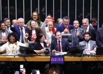 Câmara aprova PEC que põe fim à escala 6x1 e reduz jornada para 40 horas semanais