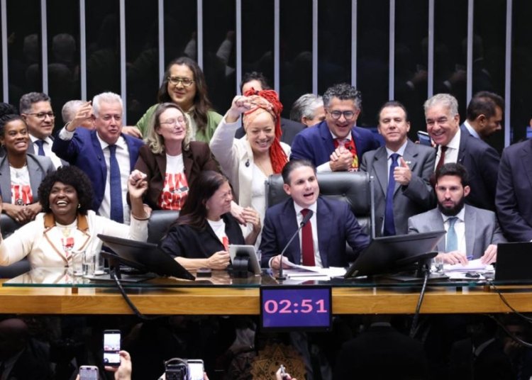 Câmara aprova PEC que põe fim à escala 6x1 e reduz jornada para 40 horas semanais