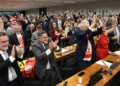 Câmara aprova relatório de PEC que acaba com escala 6X1 e segue para votação em plenário