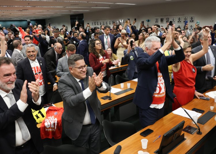 Câmara aprova relatório de PEC que acaba com escala 6X1 e segue para votação em plenário