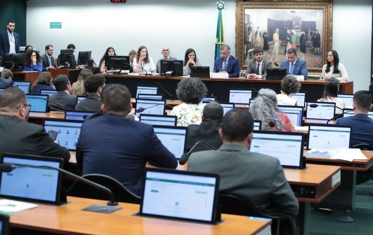 CCJ da Câmara adia votação sobre redução da maioridade penal para 16 anos