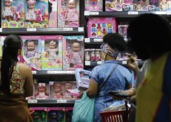 Comércio brasileiro mantém fôlego e atinge recorde impulsionado pelo dólar