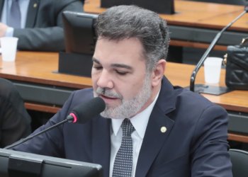 Comissão aprova punição para quem usa IA em violência contra mulher