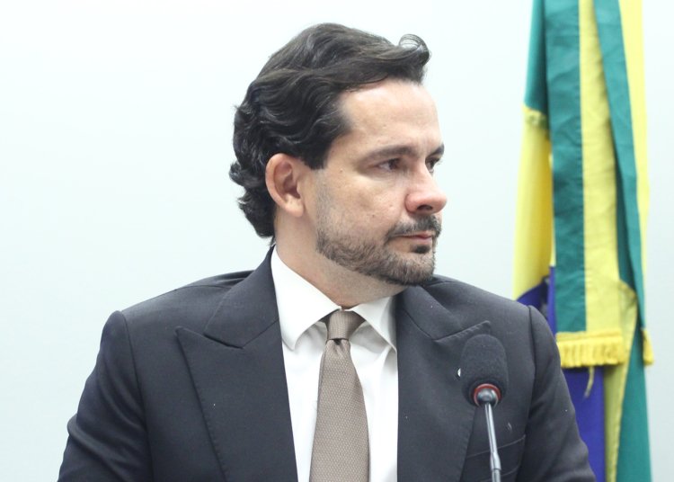 Comissão da Câmara aprova seguro educacional opcional para estudantes de faculdades