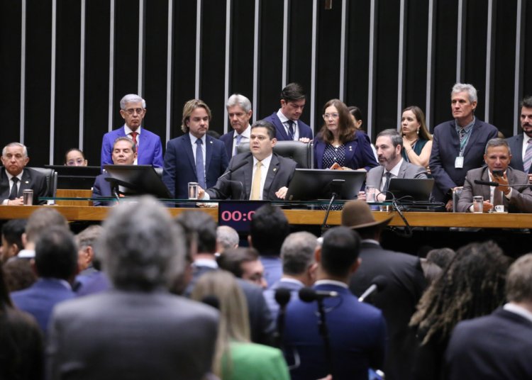 Congresso reduz penas de condenados por tentativa de golpe ao derrubar veto
