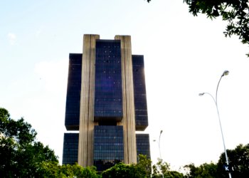 Copom mantém cautela com juros diante de tensões globais e alta da inflação
