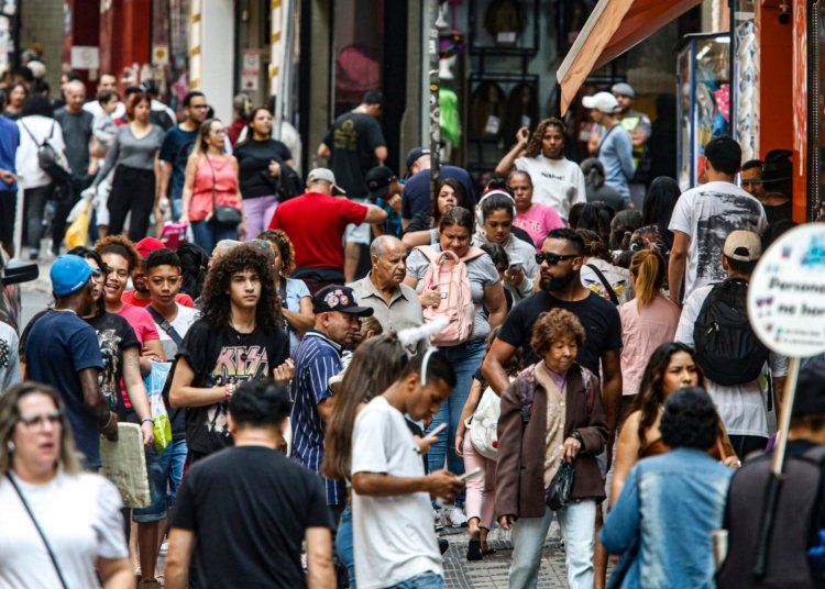 Criação de empregos formais no Brasil desacelera drasticamente em abril
