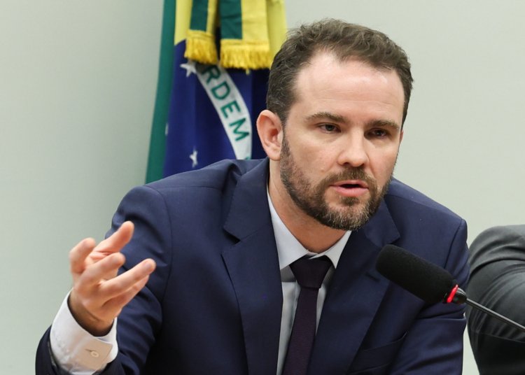 Dario Durigan cancela viagem à Rússia após fechamento de aeroporto em Moscou