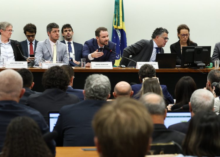 Dario Durigan descarta indenização a empresas pelo fim da escala 6x1