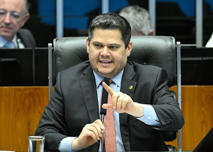 Davi Alcolumbre barra leitura de CPMI do Master e prioriza pauta municipalista