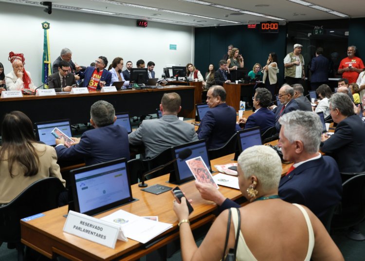 Debate sobre fim da escala 6x1 divide opiniões de deputados em comissão na Câmara