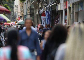 Desemprego de pretos supera o de brancos em 55%, aponta IBGE