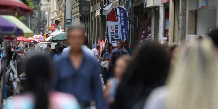 Desemprego de pretos supera o de brancos em 55%, aponta IBGE