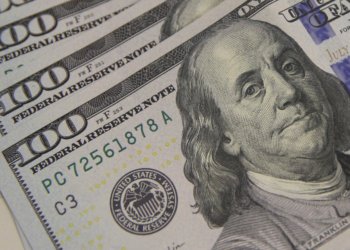 Dólar avança para R$ 5,06 e Ibovespa recua pressionado por incertezas globais e políticas