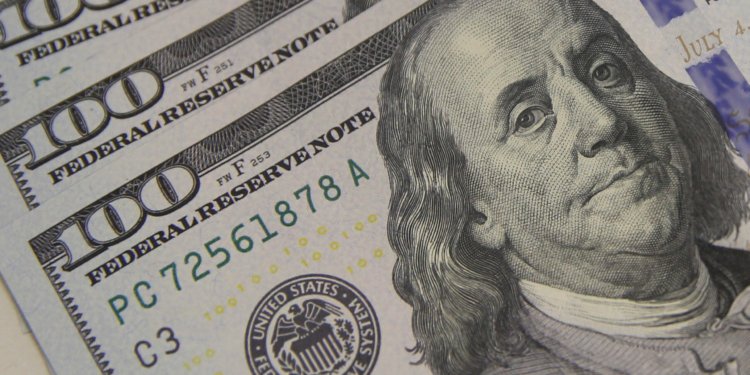 Dólar avança para R$ 5,06 e Ibovespa recua pressionado por incertezas globais e políticas