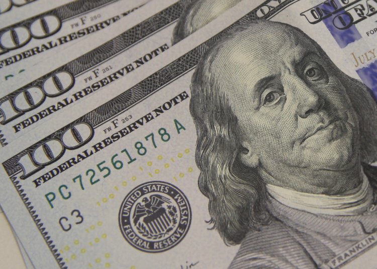 Dólar avança para R$ 5,06 e Ibovespa recua pressionado por incertezas globais e políticas