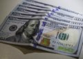 Dólar fecha em dois anos no menor valor, impulsionado por fluxo externo