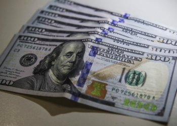 Dólar fecha em dois anos no menor valor, impulsionado por fluxo externo