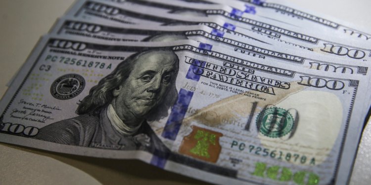Dólar fecha em dois anos no menor valor, impulsionado por fluxo externo