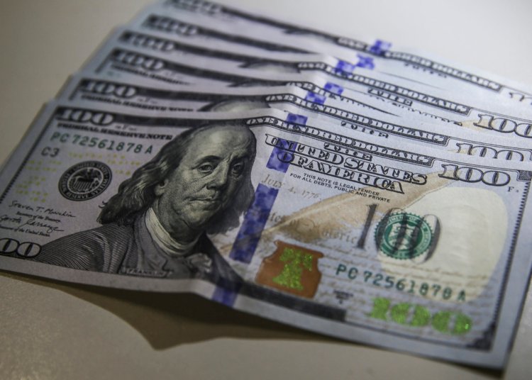 Dólar fecha em dois anos no menor valor, impulsionado por fluxo externo