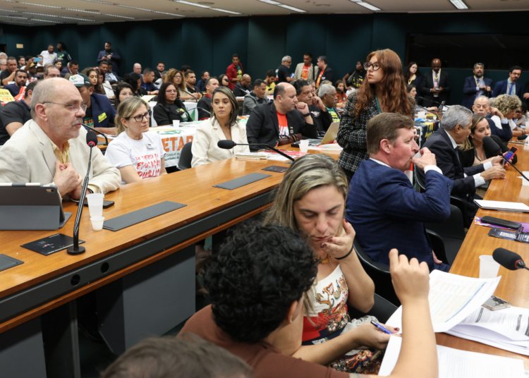 Entidades pedem fim da escala 6x1 na Câmara e seguem pressionando por votação ainda na